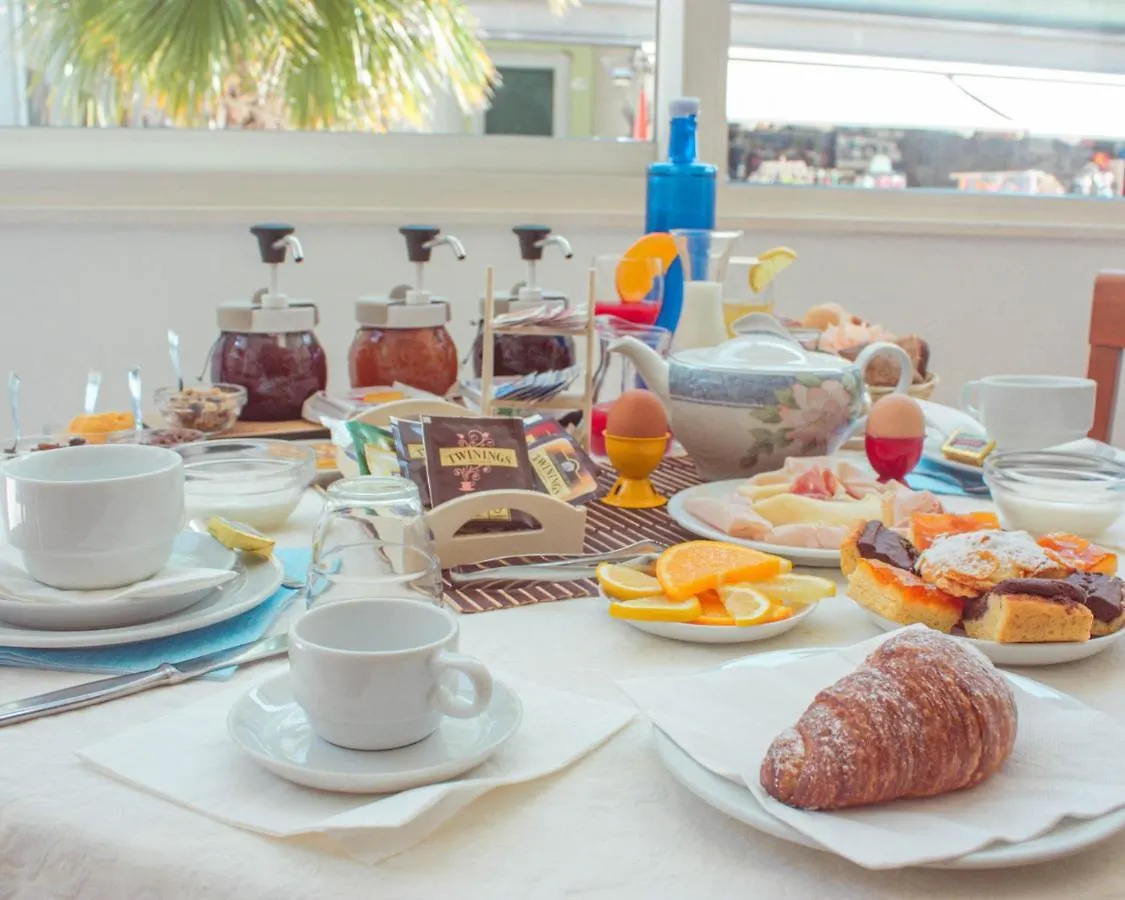 Hotel Leonardo Cattolica 2*,