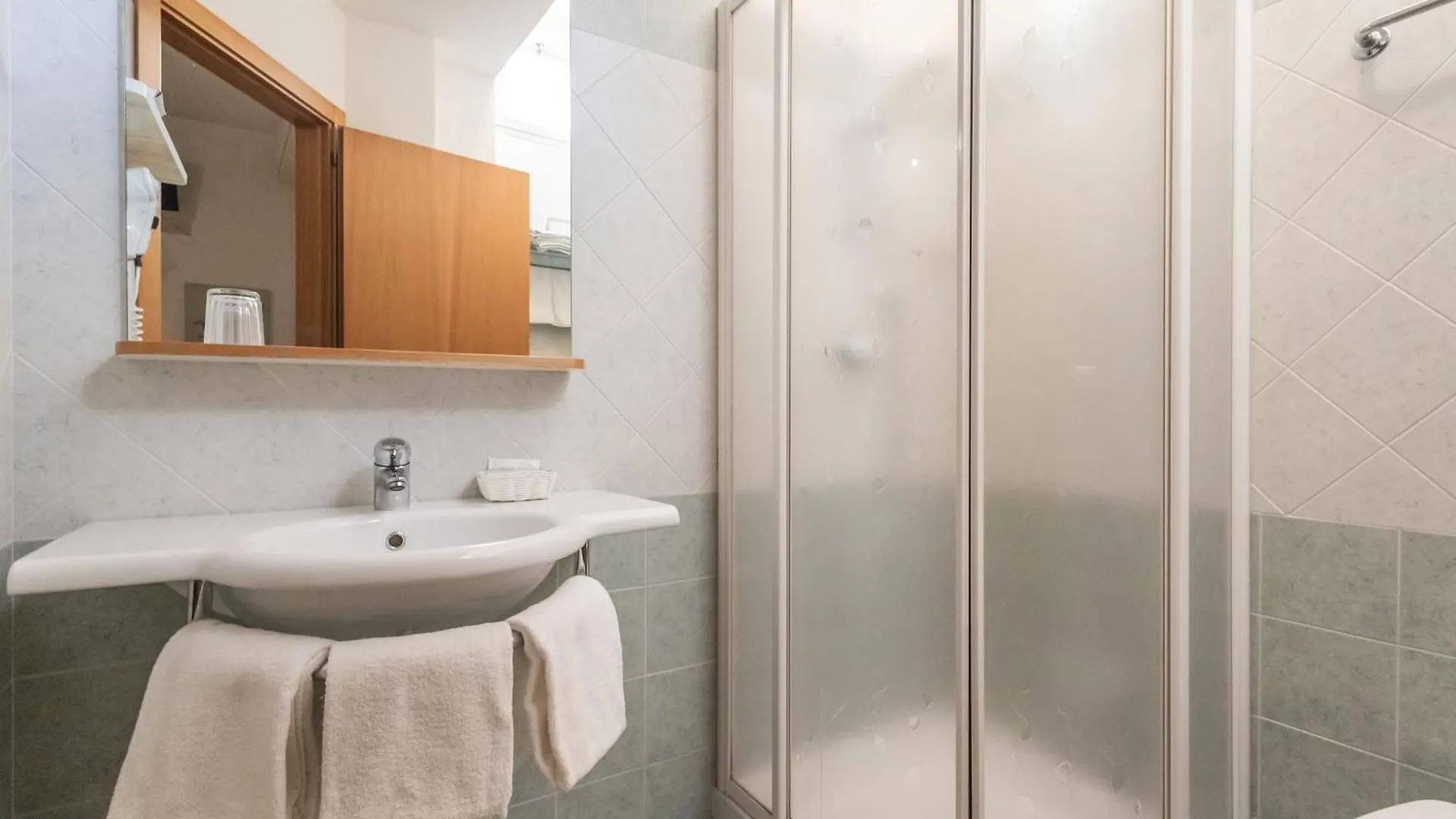 Hotel Leonardo Cattolica 2*,