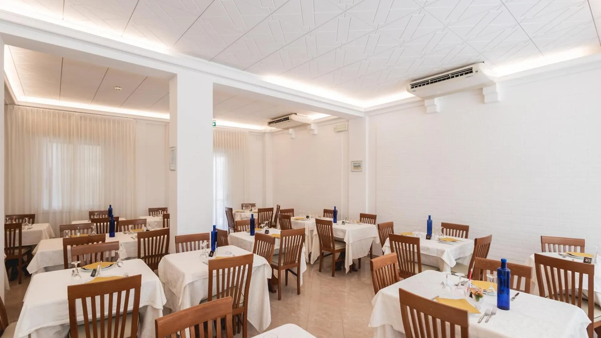 Hotel Leonardo Cattolica 2*,